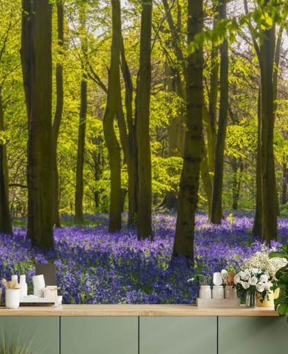 mural de papel de parede florestal verde e roxo chamado Sunlite Blue Wood para quartos e salões