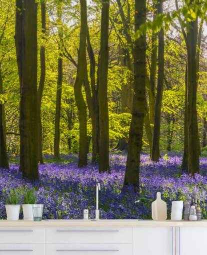 mural de papel pintado de bosque verde y morado llamado Sunlite Blue Wood para dormitorios y salones