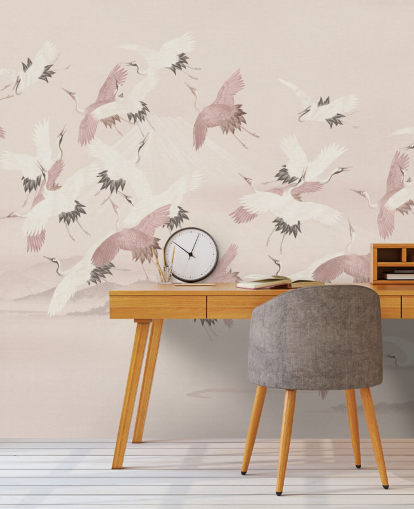beigefarbenes Kranich-Tapeten-Wandbild namens Flying Vintage Flying Cranes von Bloomery Decor für Schlafzimmer, Wohnzimmer und Flure beigefarbenes Kranich-Tapeten-Wandbild namens Flying Vintage Flying Cranes von Bloomery Decor für Schlafzimmer, Wohnzimmer und Flure
