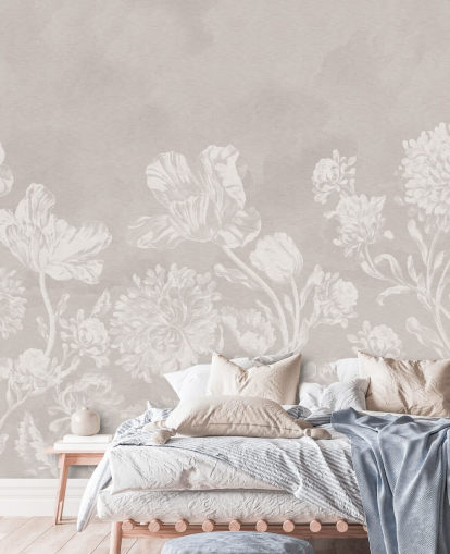 mural de papel pintado floral beige llamado Beige Moody Florals de Bloomery Decor para dormitorios, salas de estar y comedores