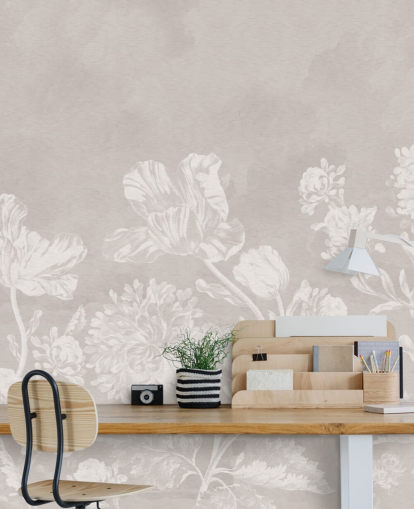 beige kukka-taustakuvamaalaus nimeltä Beige Moody Florals by Bloomery Decor makuuhuoneisiin, olohuoneisiin ja ruokasaleihin