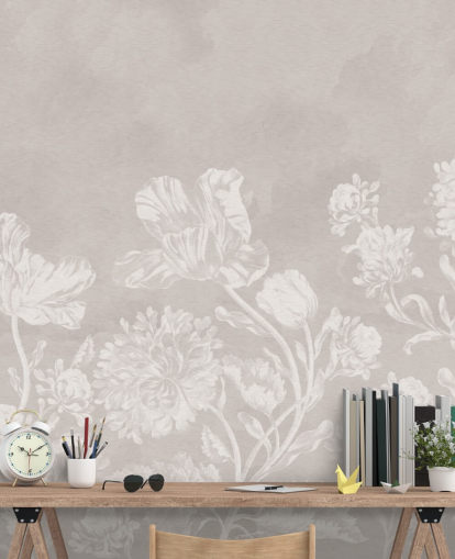 mural de papel pintado floral beige llamado Beige Moody Florals de Bloomery Decor para dormitorios, salas de estar y comedores