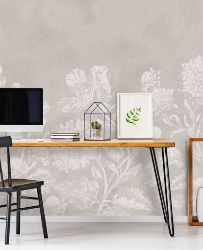 mural de papel pintado floral beige llamado Beige Moody Florals de Bloomery Decor para dormitorios, salas de estar y comedores