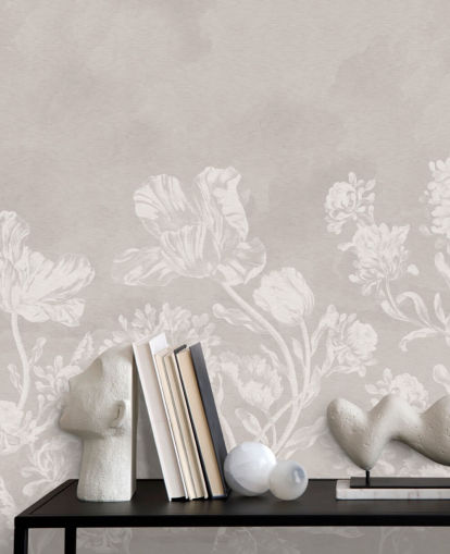 beige blomstertapet veggmaleri kalt Beige Moody Florals av Bloomery Decor for soverom, stuer og spiserom