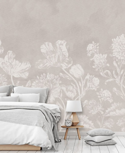 mural de papel pintado floral beige llamado Beige Moody Florals de Bloomery Decor para dormitorios, salas de estar y comedores