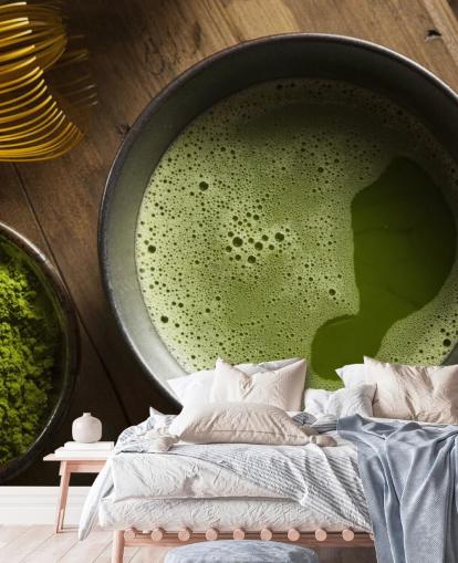 Thé vert matcha dans un bol, poudre de matcha et papier peint fouet