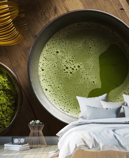 Grüner Matcha-Tee in einer Schüssel, Matcha-Pulver und Schneebesen Grüner Matcha-Tee in einer Schüssel, Matcha-Pulver und Schneebesen