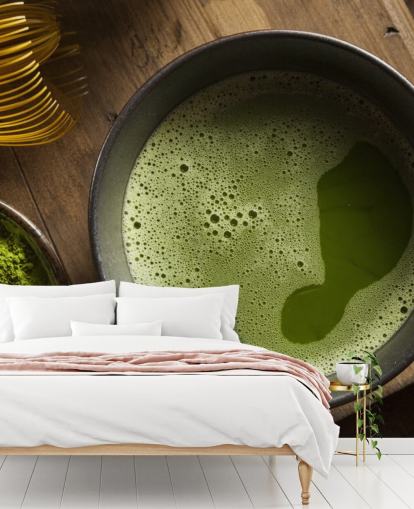 Té verde matcha en un tazón, polvo de matcha y papel tapiz de batidor
