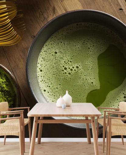 Té verde matcha en un tazón, polvo de matcha y papel tapiz de batidor