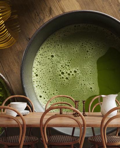 Té verde matcha en un tazón, polvo de matcha y papel tapiz de batidor Té verde matcha en un tazón, polvo de matcha y papel tapiz de batidor