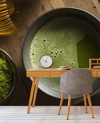 Grüner Matcha-Tee in einer Schüssel, Matcha-Pulver und Schneebesen