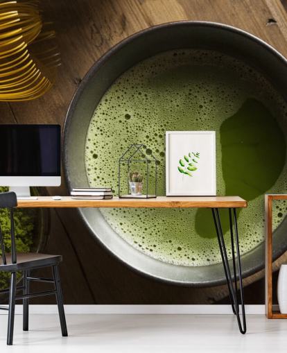 Té verde matcha en un tazón, polvo de matcha y papel tapiz de batidor