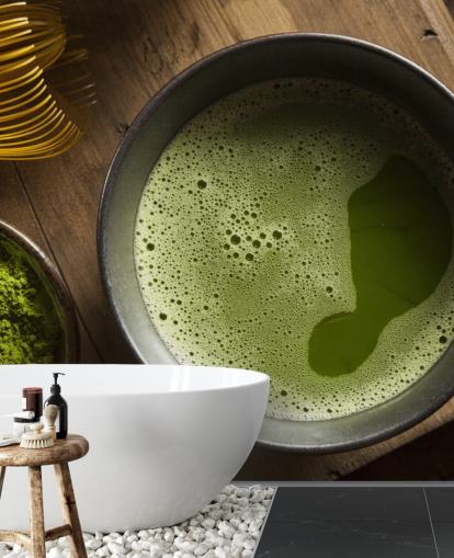 Tè verde Matcha in una ciotola, carta da parati Matcha in polvere e frusta