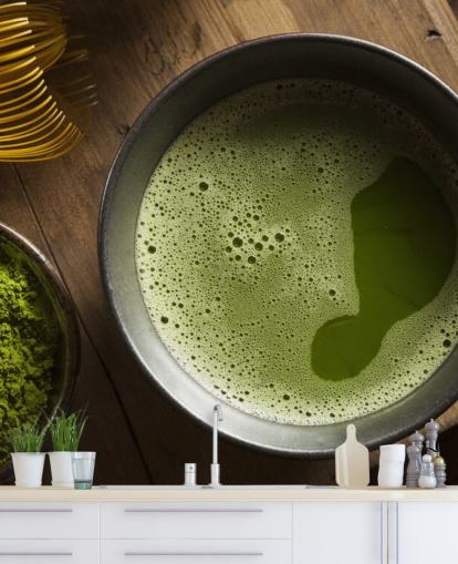 Tè verde Matcha in una ciotola, carta da parati Matcha in polvere e frusta