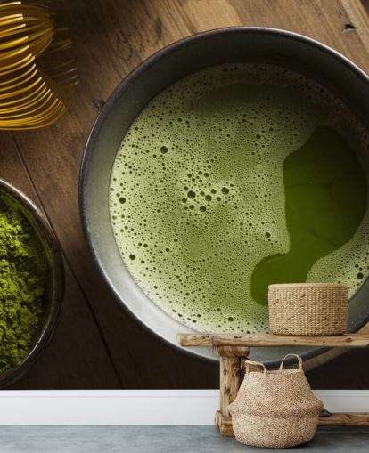 Té verde matcha en un tazón, polvo de matcha y papel tapiz de batidor
