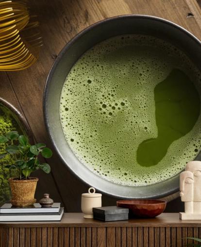 Té verde matcha en un tazón, polvo de matcha y papel tapiz de batidor