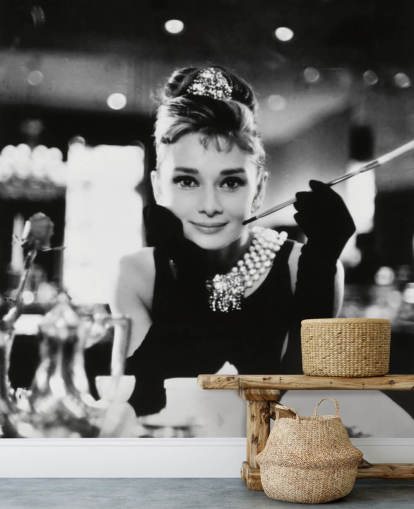 mural de papel de parede de filme em preto e branco chamado Audrey Hepburn (Breakfast at Tiffany's) III para quartos, salas de estar e escritórios domésticos