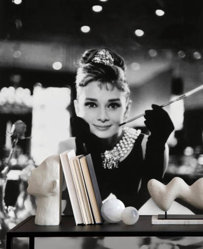 mural de papel pintado de película en blanco y negro llamado Audrey Hepburn (Desayuno con diamantes) III para dormitorios, salas de estar y oficinas en casa
