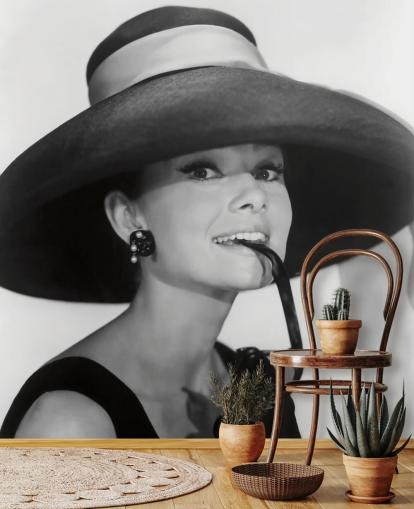 zwart-wit breakfast at tiffany's muurschildering genaamd Audrey Hepburn (Breakfast at Tiffany's) voor slaapkamers, bedrijven en kantoren