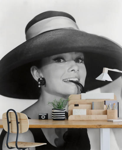 mural de papel pintado en blanco y negro llamado Audrey Hepburn (Desayuno en Tiffany's) para dormitorios, negocios y oficinas