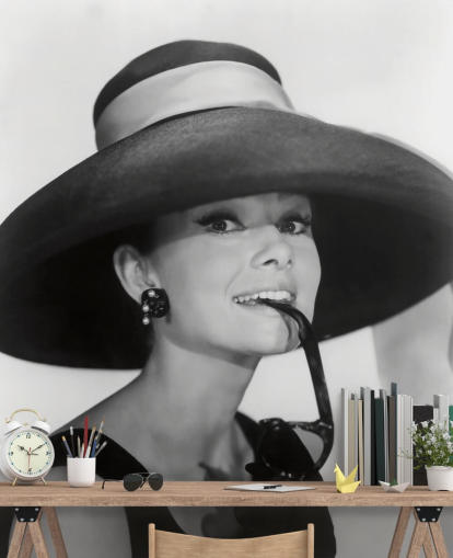 mural de papel pintado en blanco y negro llamado Audrey Hepburn (Desayuno en Tiffany's) para dormitorios, negocios y oficinas