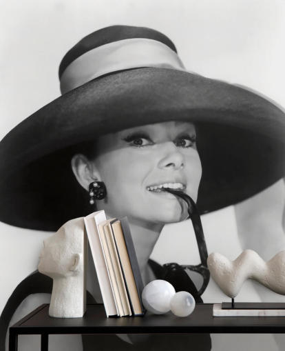 svart-hvitt frokost på tiffanys tapetmaleri kalt Audrey Hepburn (Frokost på Tiffany's) for soverom, bedrifter og kontorer