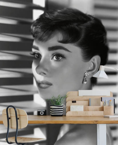 zwart-wit audrey hepburn muurschildering genaamd Audrey Hepburn (Sabrina) II