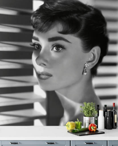 svartvit audrey hepburn väggmålning kallad Audrey Hepburn (Sabrina) II