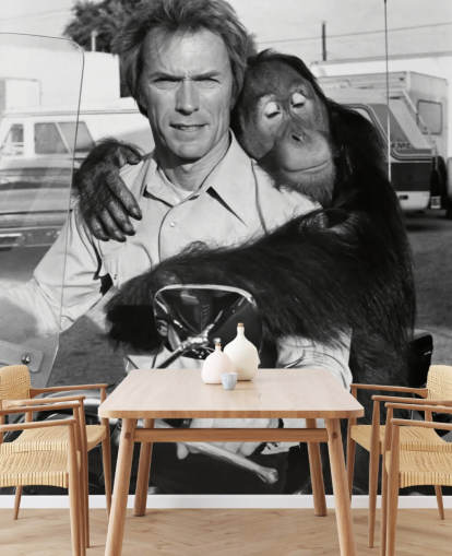 svartvitt clint eastwood och orangutang väggmålning som heter Clint Eastwood (Every Which Way but Loose)