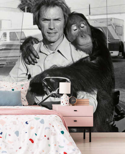 schwarz-weißes Wandbild mit Clint Eastwood und Orang-Utan namens Clint Eastwood (Every Which Way but Loose) schwarz-weißes Wandbild mit Clint Eastwood und Orang-Utan namens Clint Eastwood (Every Which Way but Loose)