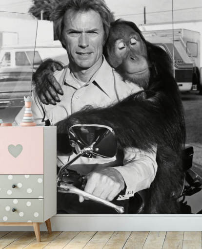 schwarz-weißes Wandbild mit Clint Eastwood und Orang-Utan namens Clint Eastwood (Every Which Way but Loose)