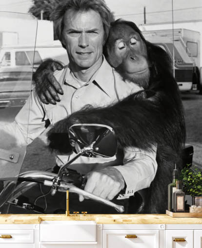 schwarz-weißes Wandbild mit Clint Eastwood und Orang-Utan namens Clint Eastwood (Every Which Way but Loose)