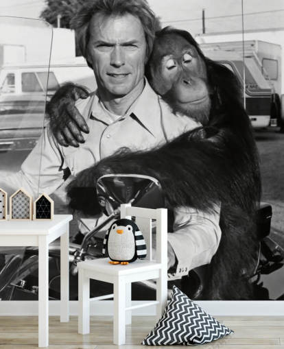schwarz-weißes Wandbild mit Clint Eastwood und Orang-Utan namens Clint Eastwood (Every Which Way but Loose)