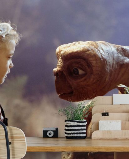 mural de papel de parede ET colorido chamado E.T. the Extra-Terrestrial para quartos e salas de cinema