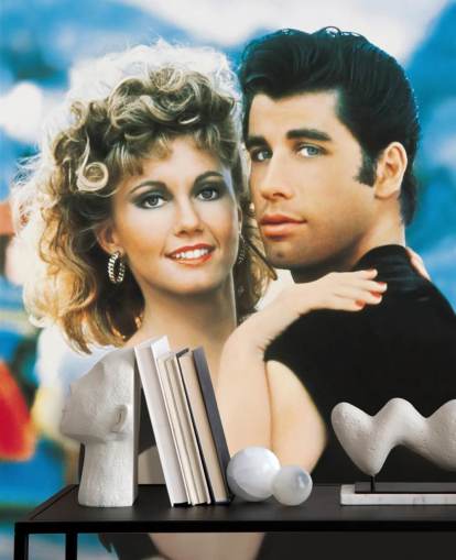 mural de papel de parede com graxa colorida chamado Olivia Newton-John & John Travolta (Grease) para quartos, escritórios e salas de cinema mural de papel de parede com graxa colorida chamado Olivia Newton-John & John Travolta (Grease) para quartos, escritórios e salas de cinema