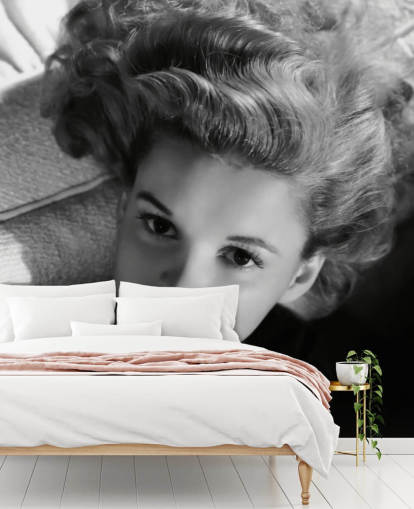 mural de papel pintado de película en blanco y negro llamado Judy Garland para dormitorios, salas de estar y oficinas en casa