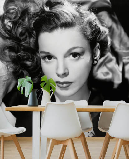 papel de parede de estrela de cinema em preto e branco chamado Judy Garland II para quartos e salas de estar