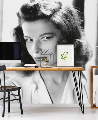 schwarz-weißes Katharine Hepburn-Wandbild mit dem Titel Katharine Hepburn (Frau des Jahres) schwarz-weißes Katharine Hepburn-Wandbild mit dem Titel Katharine Hepburn (Frau des Jahres)