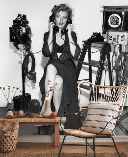 papier peint mural noir et blanc de Marilyn Monroe appelé Marilyn Monroe (Don't Bother to Knock) pour les chambres et les bureaux à domicile