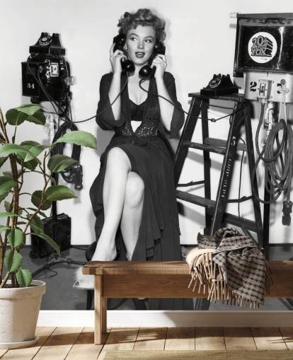 papier peint mural noir et blanc de Marilyn Monroe appelé Marilyn Monroe (Don't Bother to Knock) pour les chambres et les bureaux à domicile