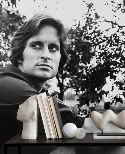 zwart-wit filmbehangmuurschildering genaamd Michael Douglas (Adam at 06.00 uur) voor slaapkamers en woonkamers