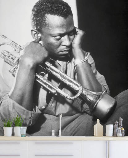 mural de papel pintado en blanco y negro de un músico de jazz llamado Miles Davis para clubes, locales y escuelas