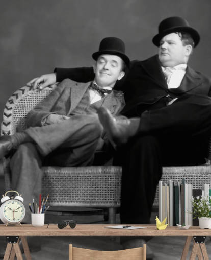 svartvit klassisk film tapetväggmålning som heter Laurel och Hardy II för hem och företag svartvit klassisk film tapetväggmålning som heter Laurel och Hardy II för hem och företag