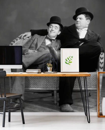 mustavalkoinen klassinen elokuvan taustakuvamaalaus nimeltä Laurel ja Hardy II koteihin ja yrityksiin