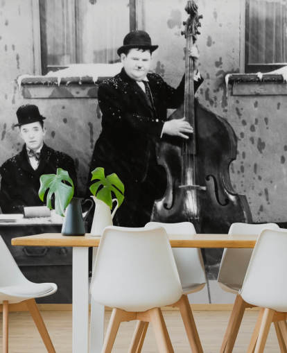 zwart-wit laurier- en winterhard behang genaamd Laurel and Hardy (Below Zero)
