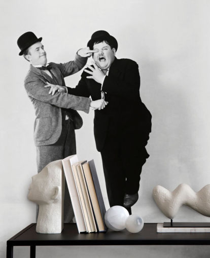 zwart-wit stomme filmbehangmuurschildering genaamd Laurel and Hardy voor woningen en bedrijven zwart-wit stomme filmbehangmuurschildering genaamd Laurel and Hardy voor woningen en bedrijven