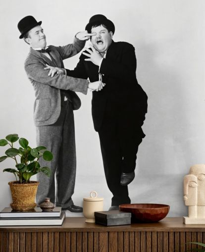 mural de papel de parede de filme mudo em preto e branco chamado Laurel and Hardy para residências e empresas mural de papel de parede de filme mudo em preto e branco chamado Laurel and Hardy para residências e empresas
