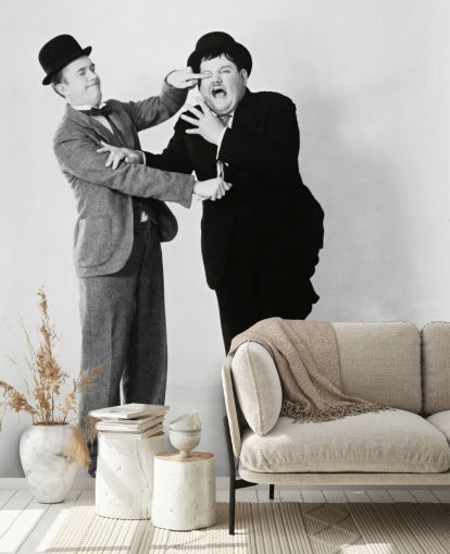 mustavalkoinen mykkäelokuvan taustakuvamaalaus nimeltä Laurel ja Hardy koteihin ja yrityksiin
