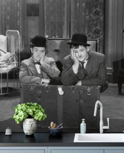 mural de papel pintado de laurel y Hardy en blanco y negro llamado Laurel and Hardy (Pack Up Your Troubles) para oficinas y hogares