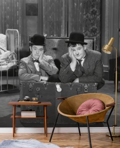 mural de papel pintado de laurel y Hardy en blanco y negro llamado Laurel and Hardy (Pack Up Your Troubles) para oficinas y hogares